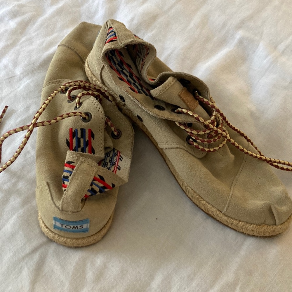 Tom’s chukka embroidered moccasins